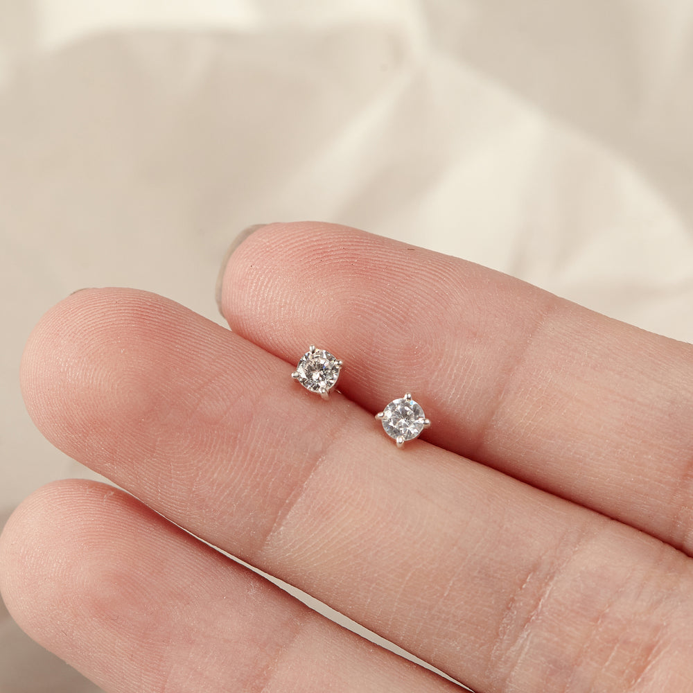 Round Diamond-shaped Stud